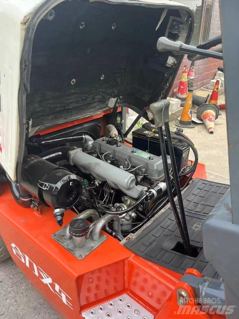 Heli CPC 30 Дизелови камиони