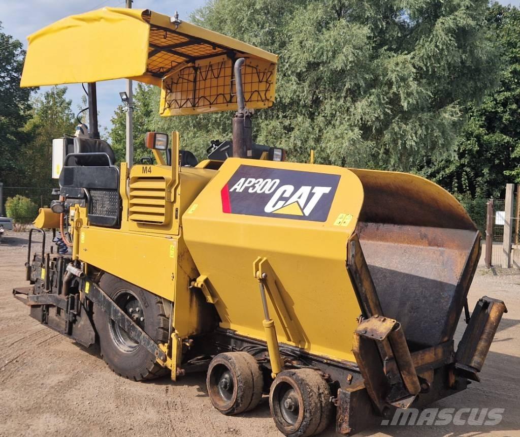 CAT AP300 Машини за асфалт