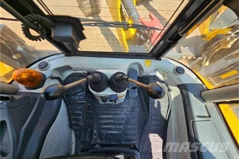 Dezzi CMI 4X4 TLB Товарач със заден ексватор