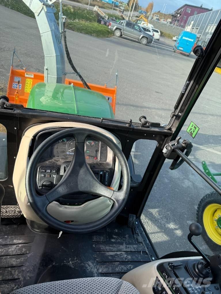 John Deere 2032 R Компактни трактори