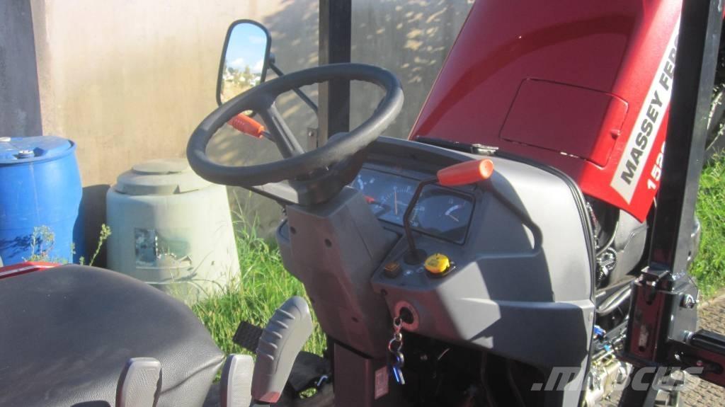 Massey Ferguson 1529 Трактори
