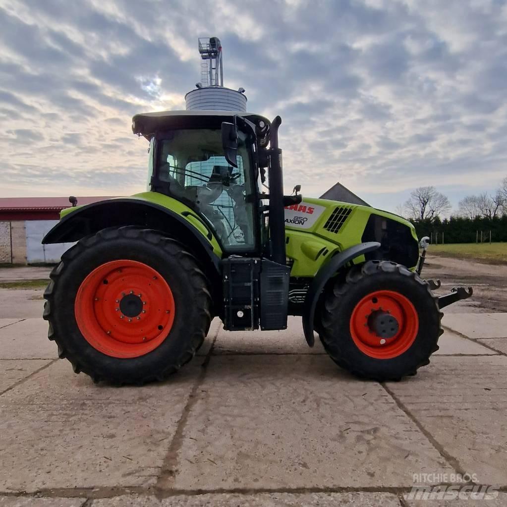 CLAAS Axion 850 Трактори