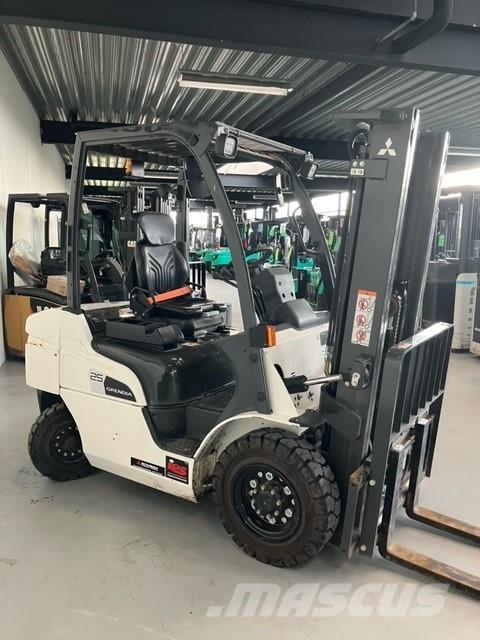 Mitsubishi FD25N3 Дизелови камиони