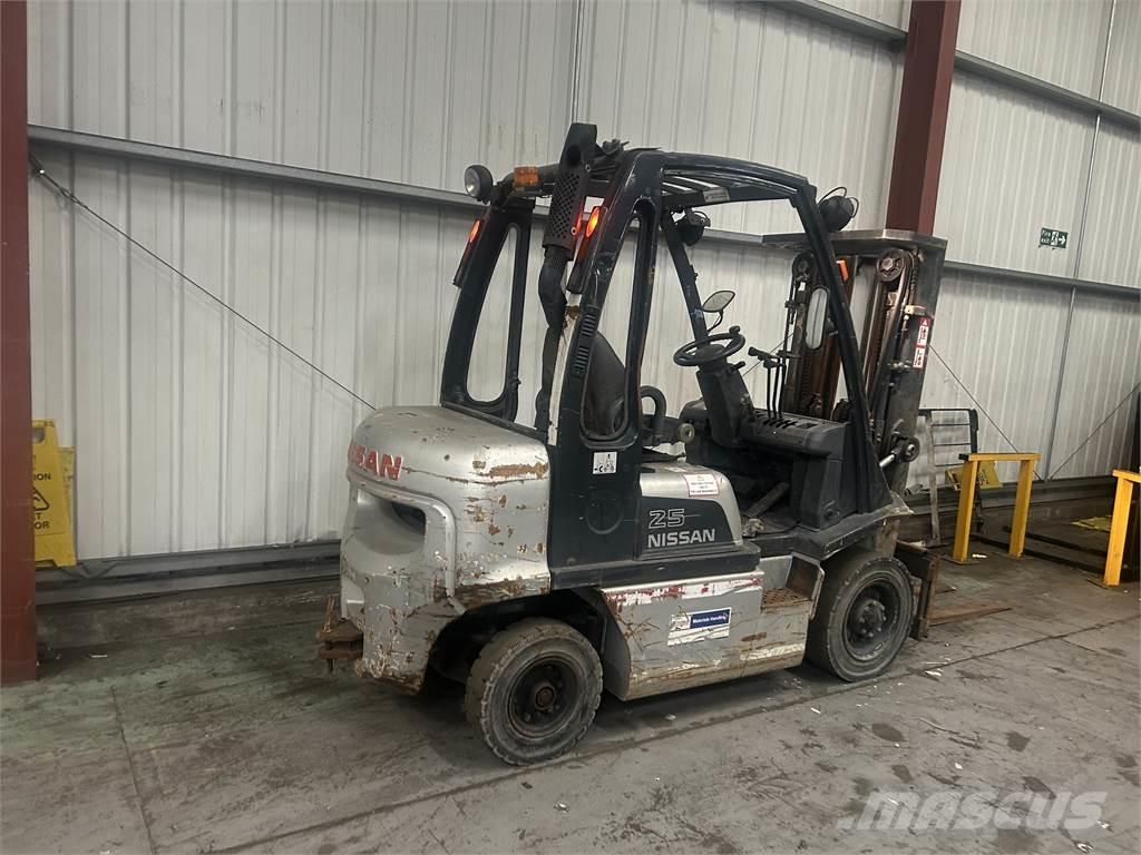 Nissan FD02A25Q Дизелови камиони