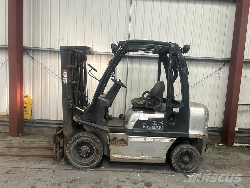 Nissan FD02A25Q Дизелови камиони