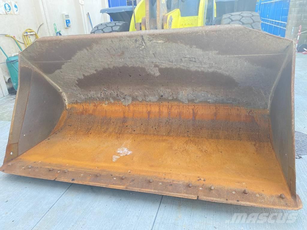 CASE 821G Колесни товарачи