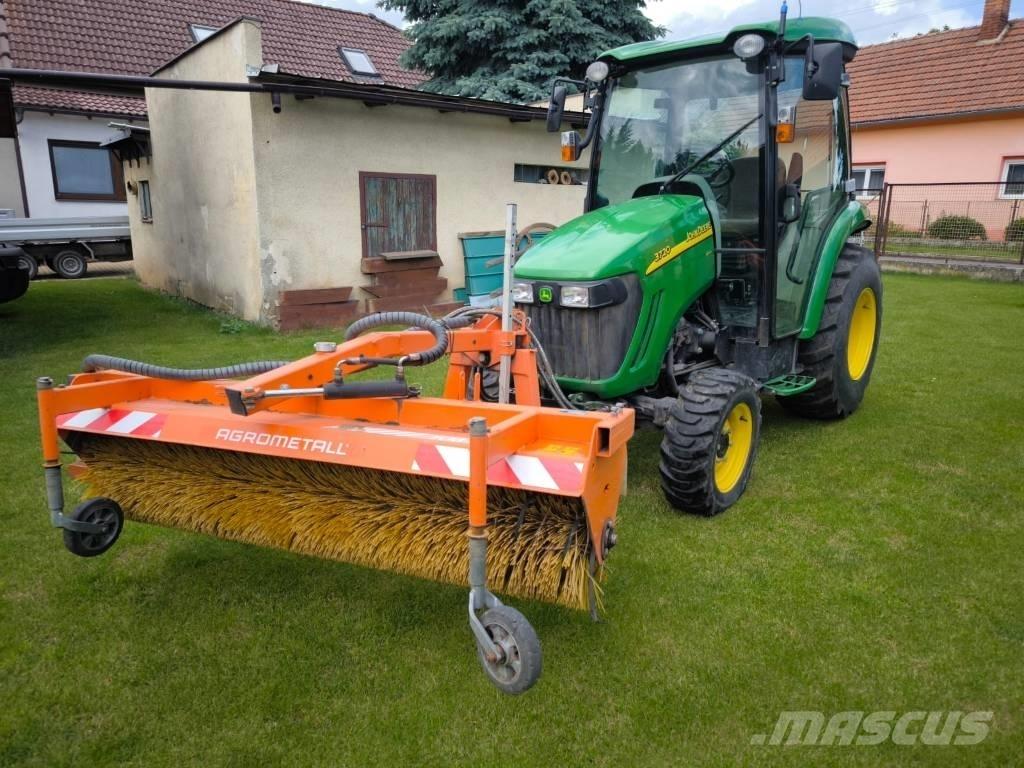 John Deere 3720 Компактни трактори