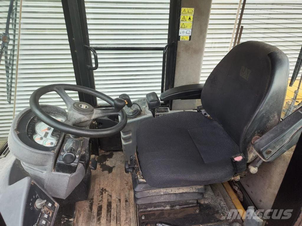 CAT 930G Колесни товарачи