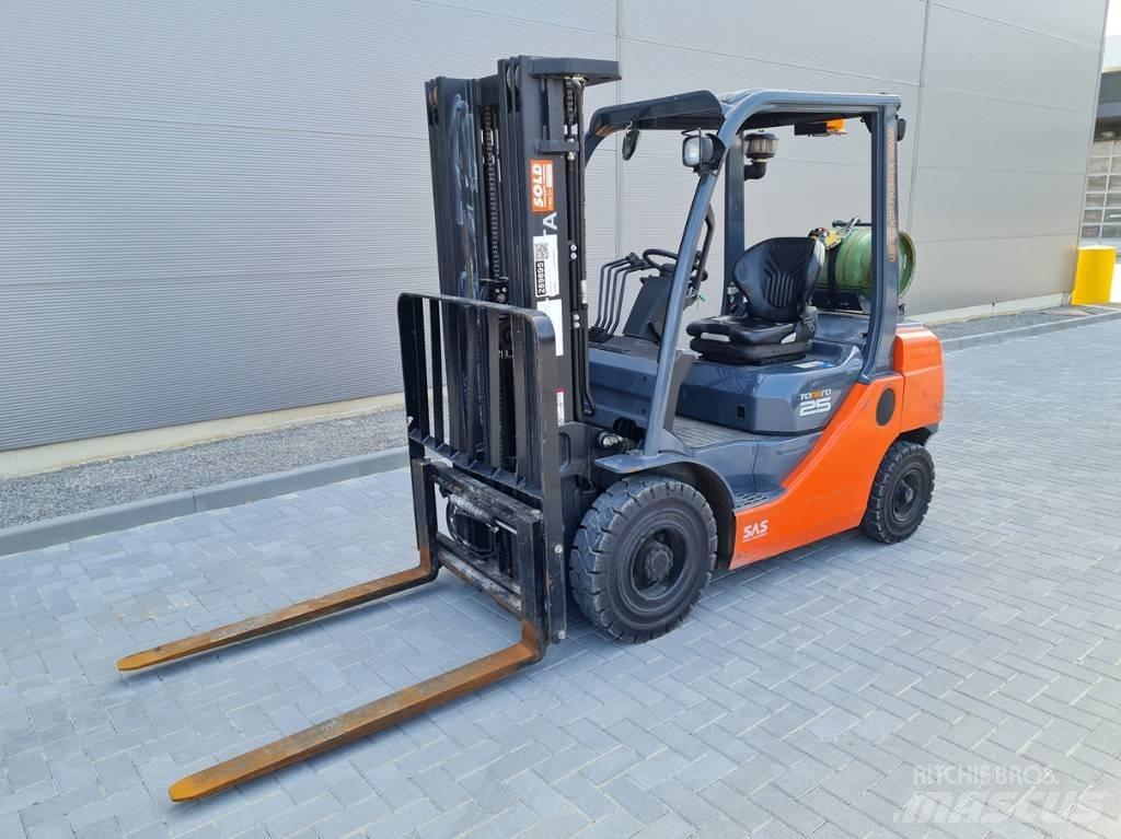 Toyota 02-8 FG F 25 Камиони с АГУ
