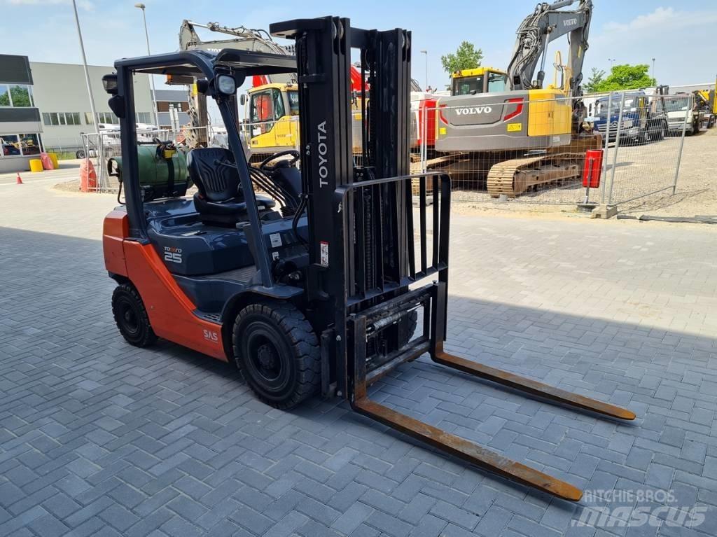 Toyota 02-8 FG F 25 Камиони с АГУ