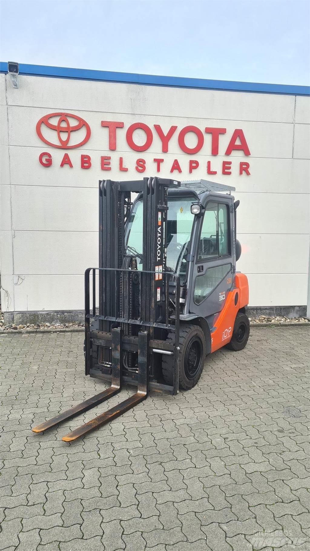 Toyota 02-8FGF30 Камиони с АГУ