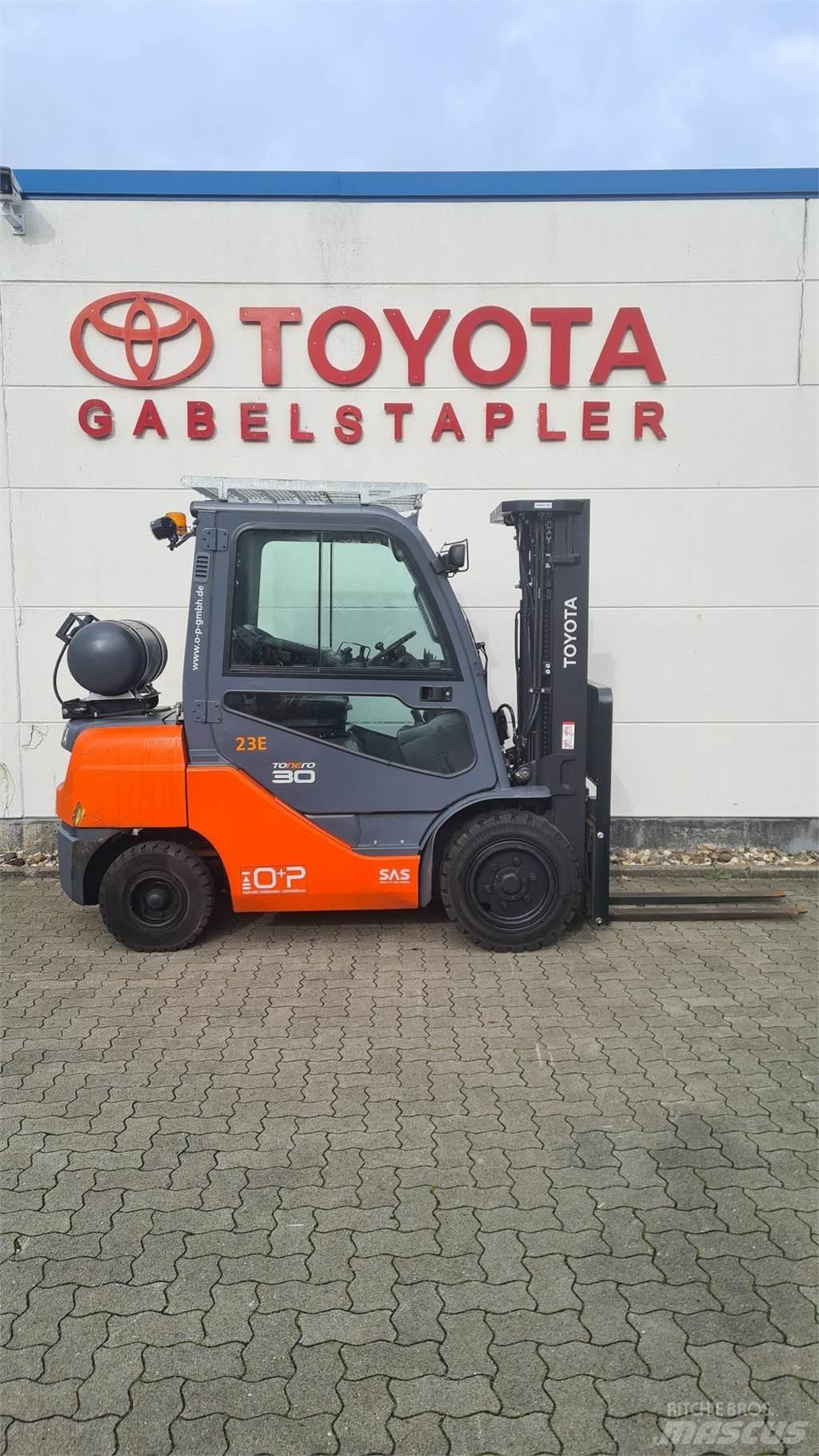 Toyota 02-8FGF30 Камиони с АГУ