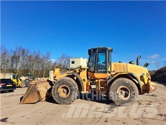 CASE 821 F Колесни товарачи