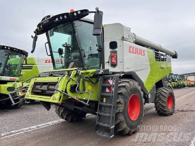 CLAAS TRION 750 Комбайни