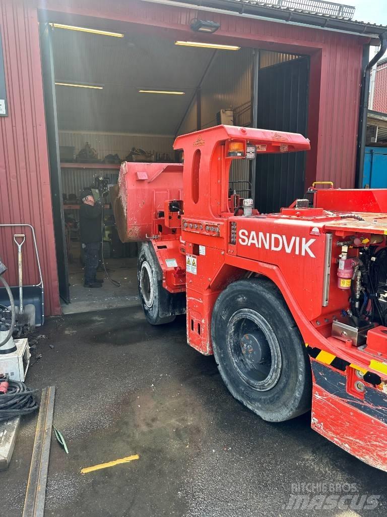 Sandvik LH202 Подземни товарачи