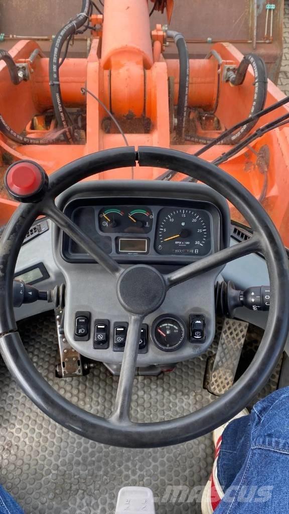 Hitachi LX 210 E Колесни товарачи