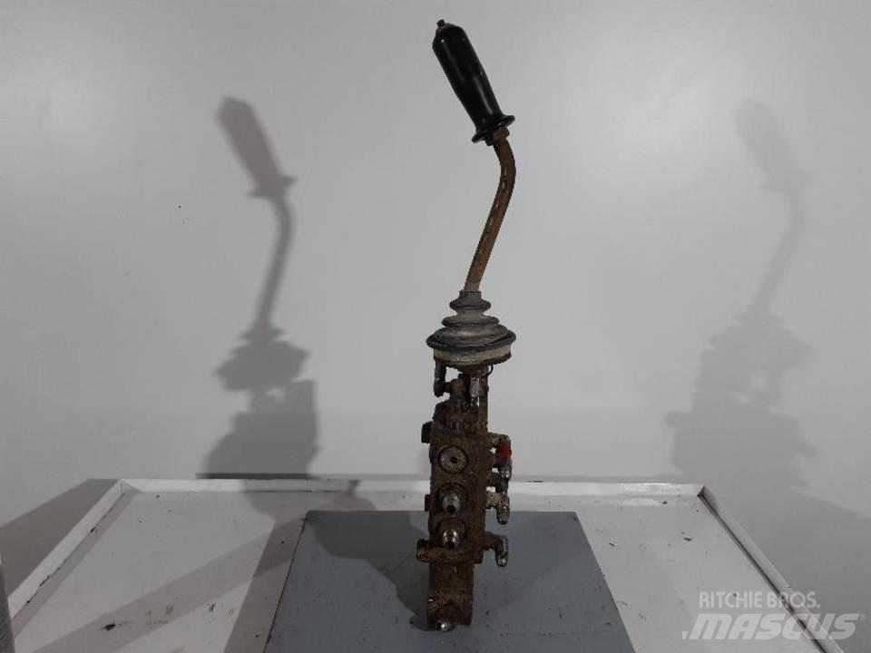 CAT 215 Кабина