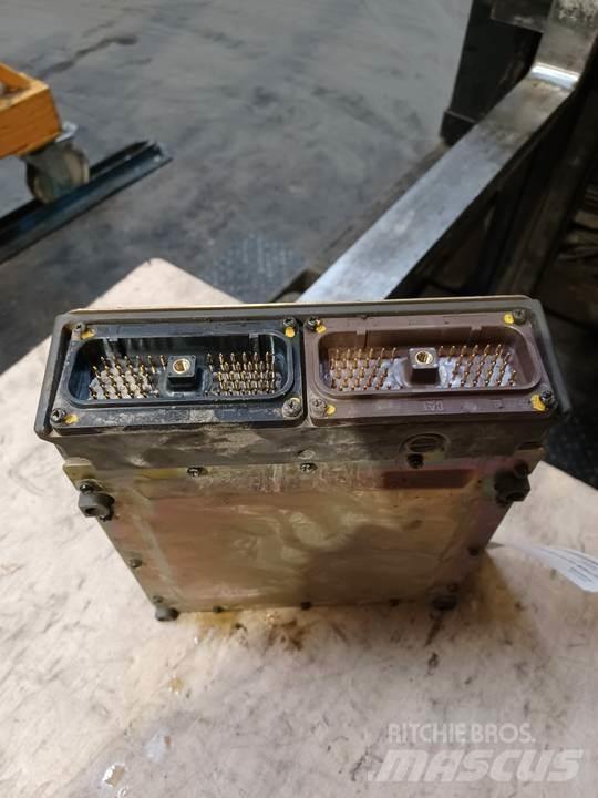 CAT 318C Кабина