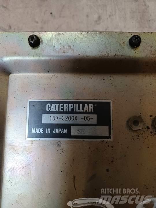 CAT 318C Кабина