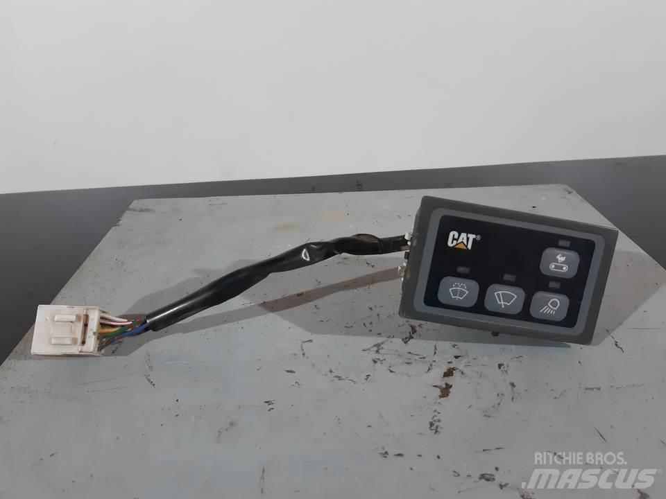 CAT 318C Кабина