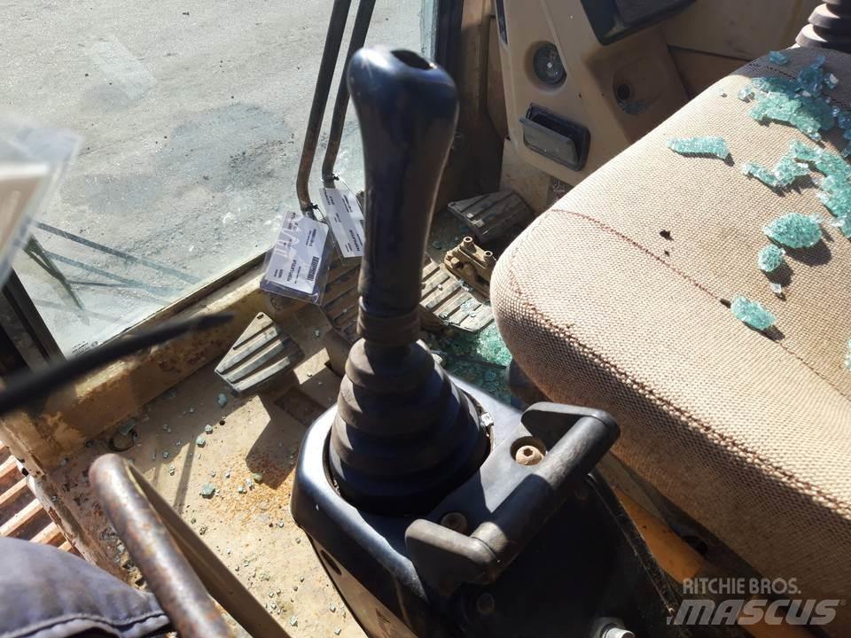 CAT 325LN Кабина