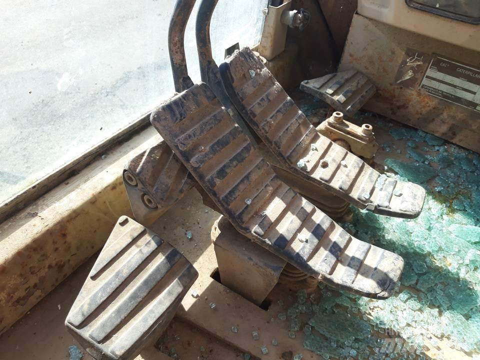 CAT 325LN Кабина