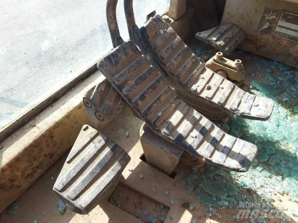 CAT 325LN Кабина