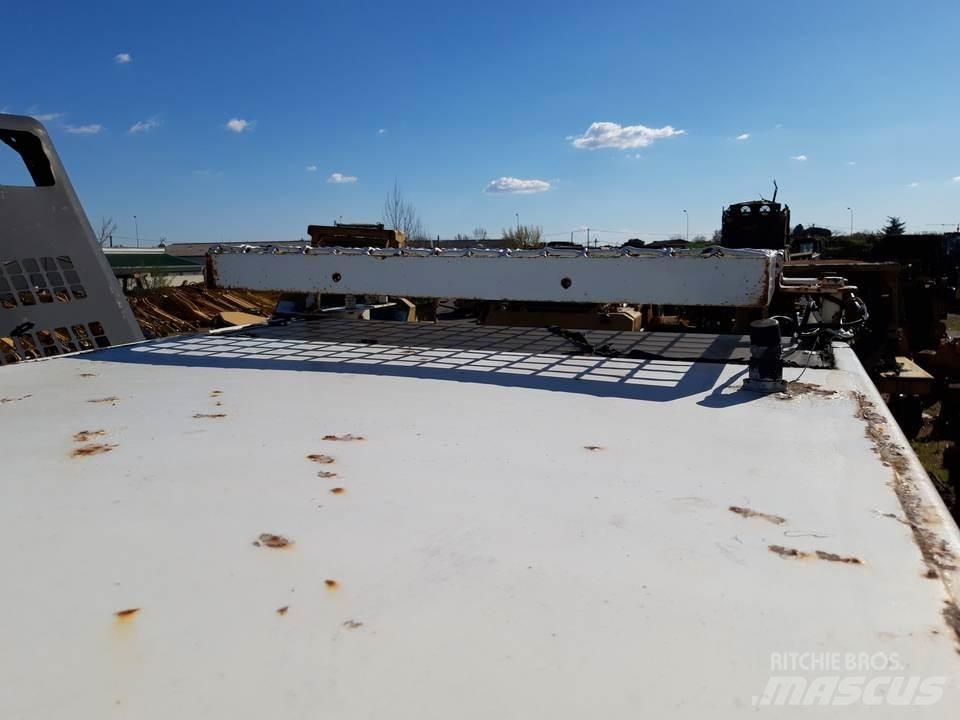 CAT 325LN Кабина