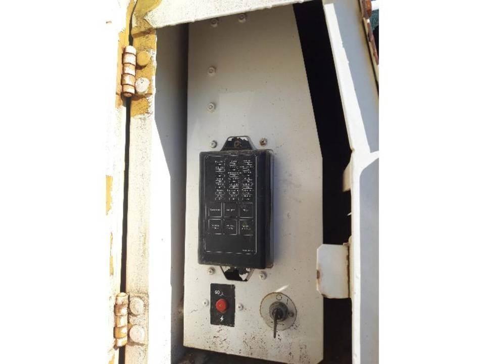 CAT 325LN Кабина
