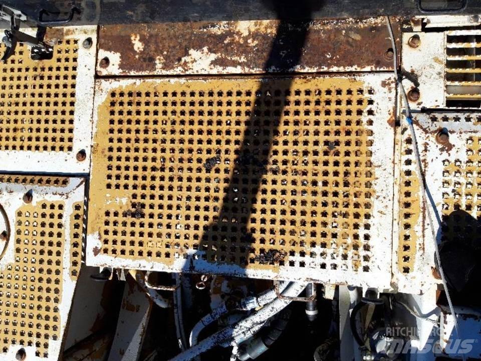 CAT 325LN Кабина