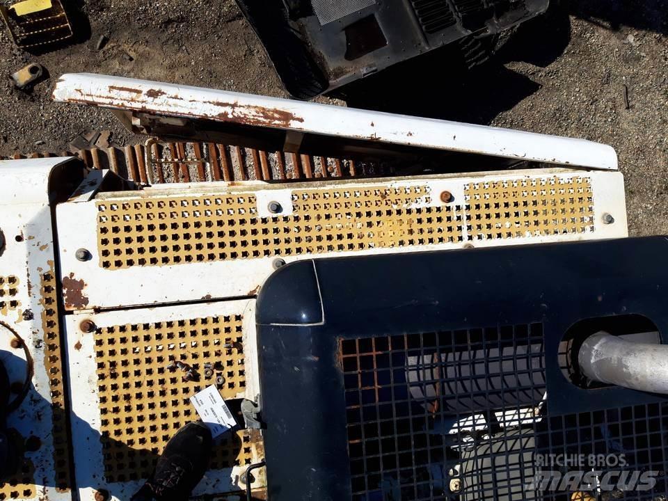 CAT 325LN Кабина