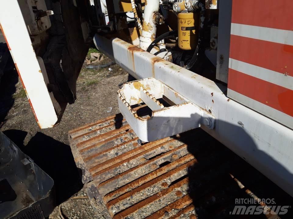CAT 325LN Кабина