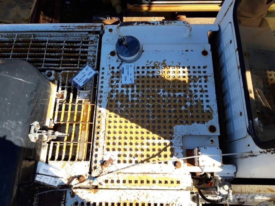 CAT 325LN Кабина