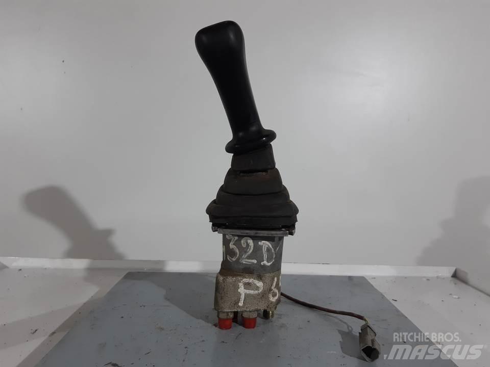 CAT 432D Кабина