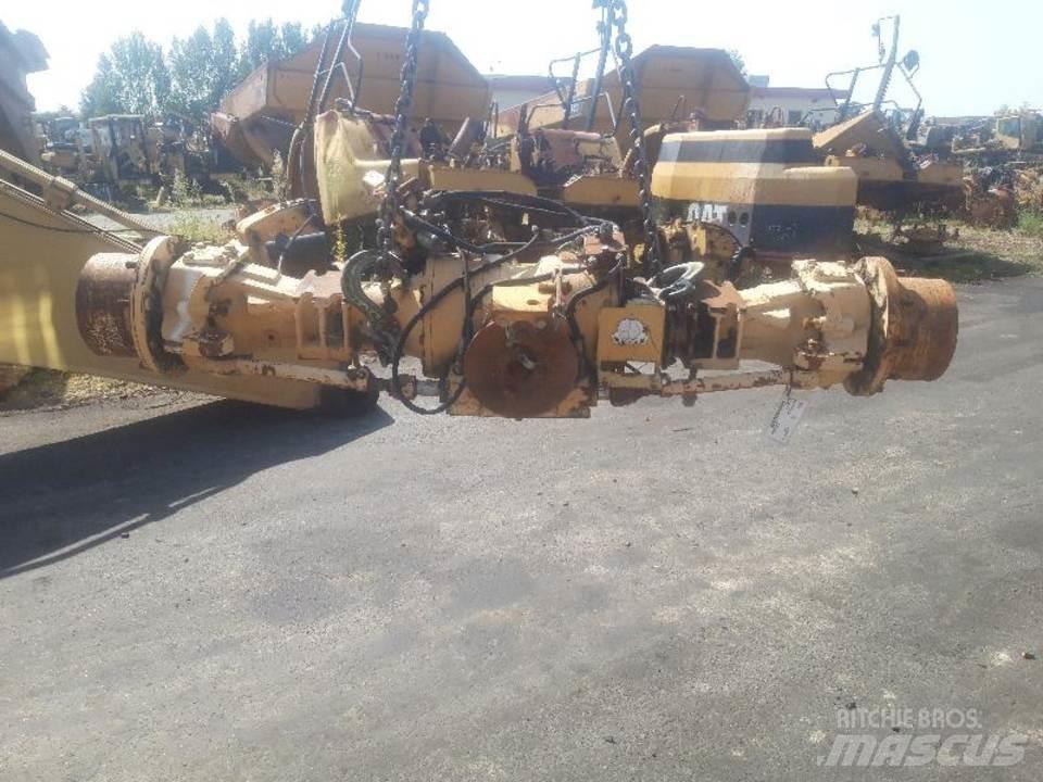CAT 438B Предаване