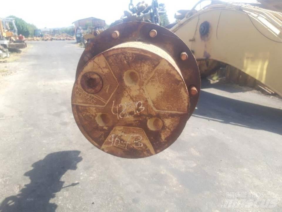 CAT 438B Предаване