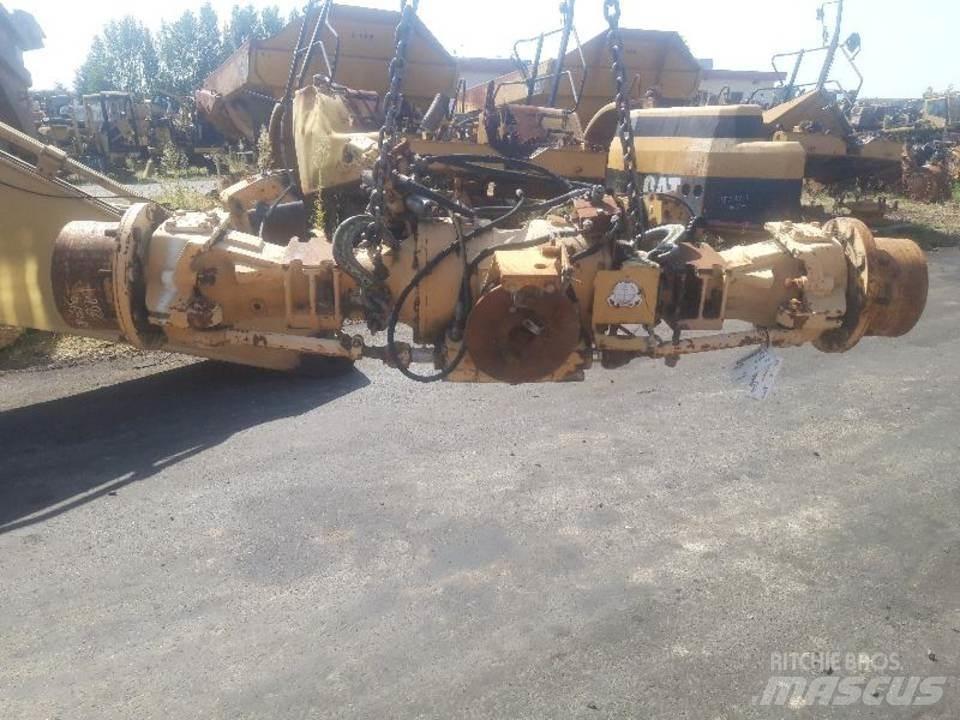 CAT 438B Предаване