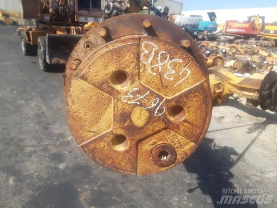 CAT 438B Предаване