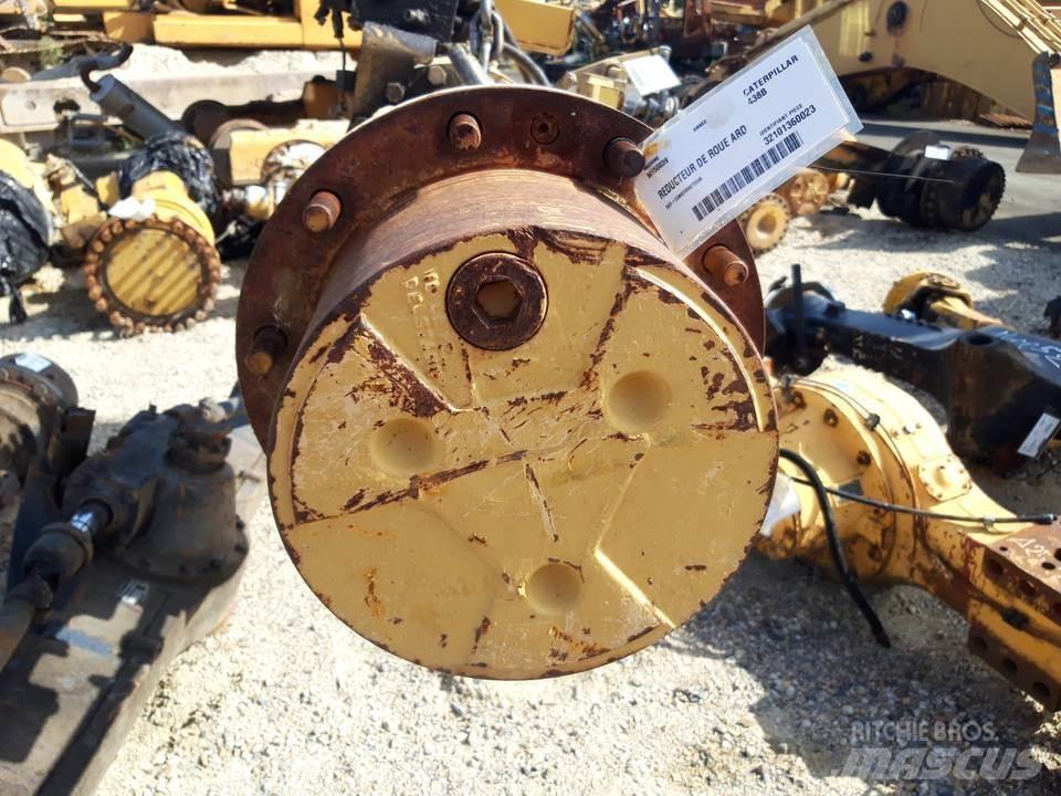 CAT 438B Предаване