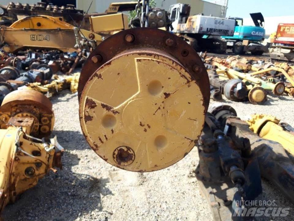 CAT 438B Предаване