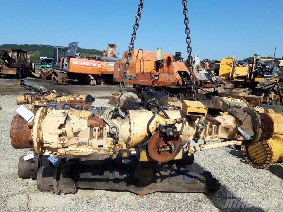 CAT 438B Предаване