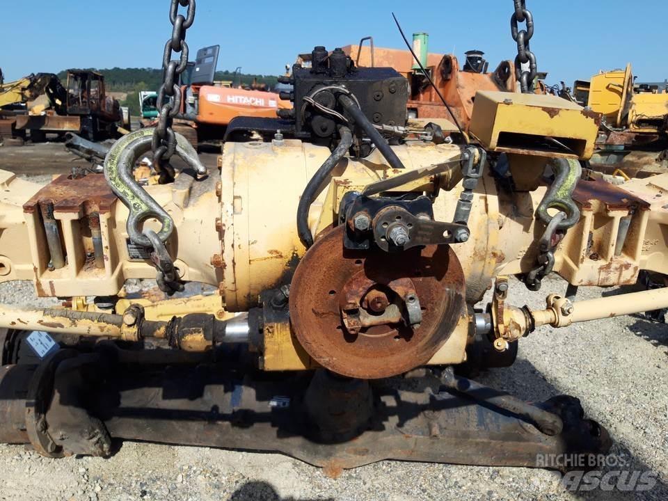 CAT 438B Предаване