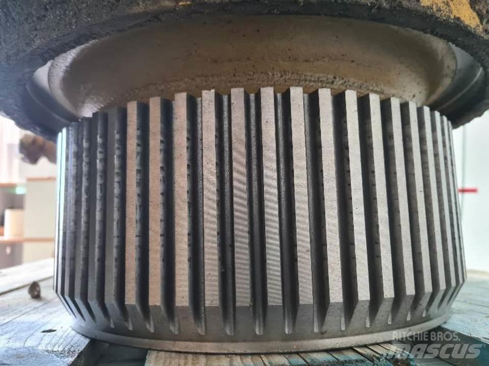 CAT 735 Предаване