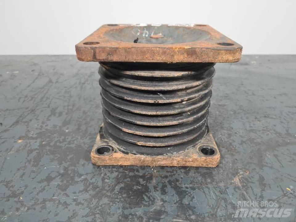 CAT 735 Предаване