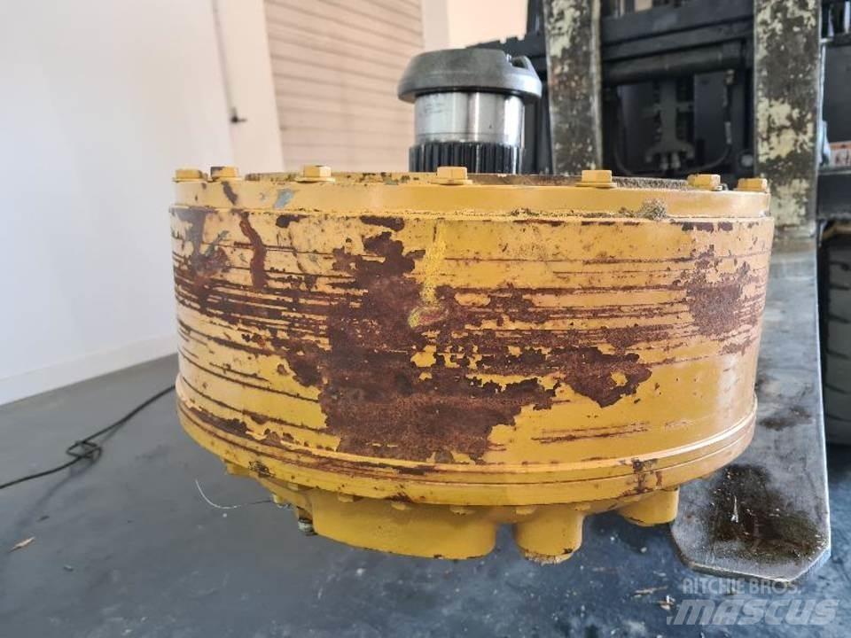 CAT 735 Предаване