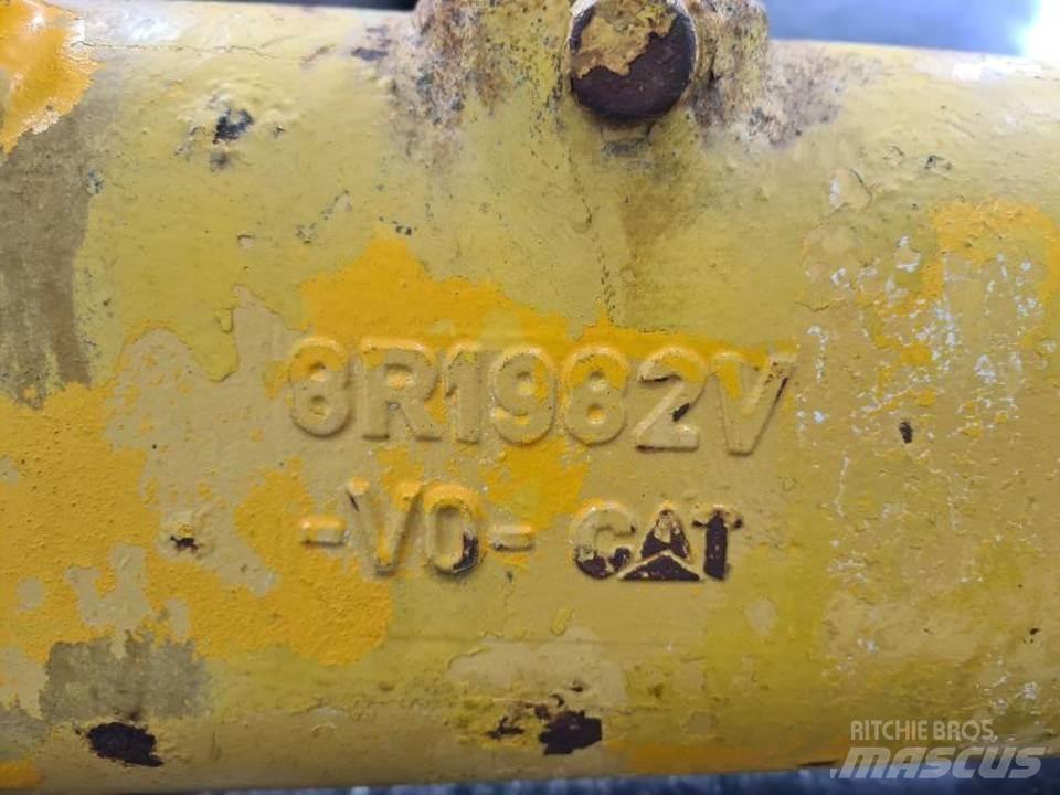 CAT 928F Предаване