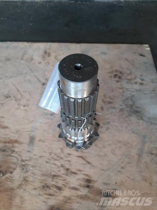 CAT 955L Предаване