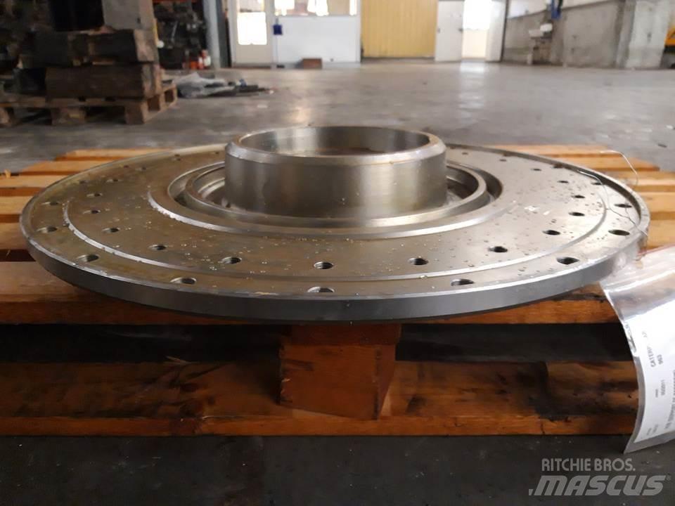 CAT 963 Предаване