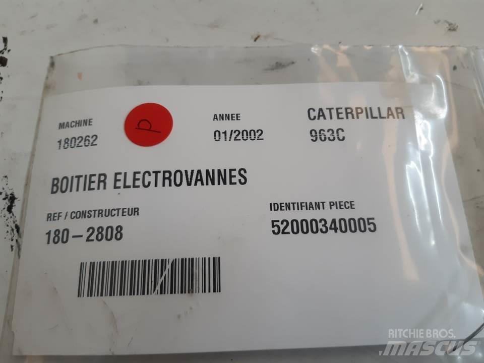CAT 963C Кабина