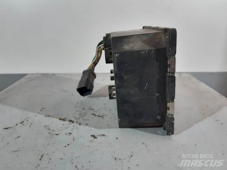 CAT 980GII Кабина